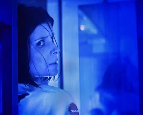 This Sci-Fi Thriller Film Analysis: Jump-Scares and Mysterious Phenomena in a High-End Setting